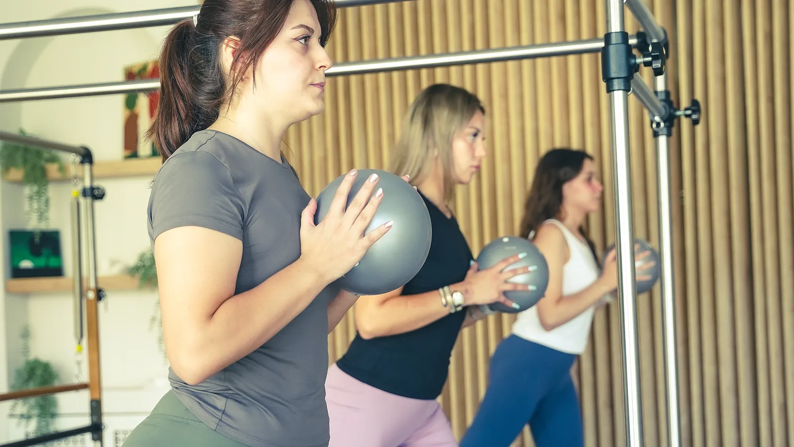 AlfaPilates stüdyosunda grup reformer dersi